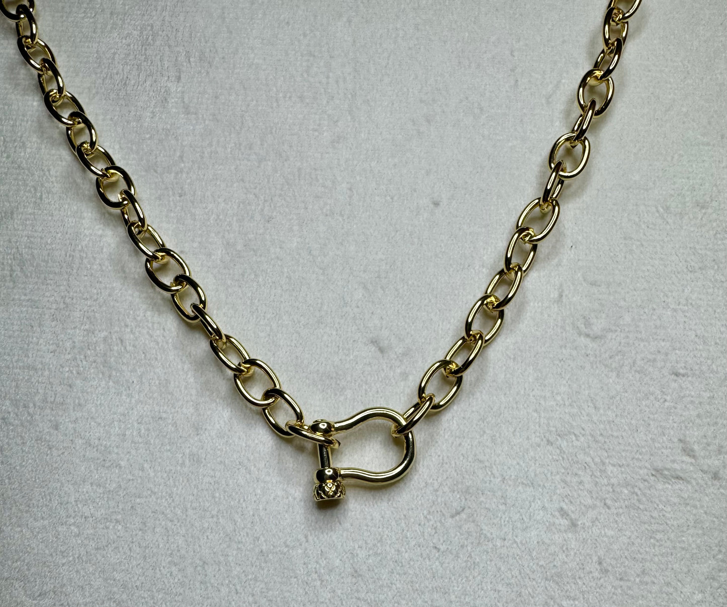 Jane Small Oval Horseshoe Necklace